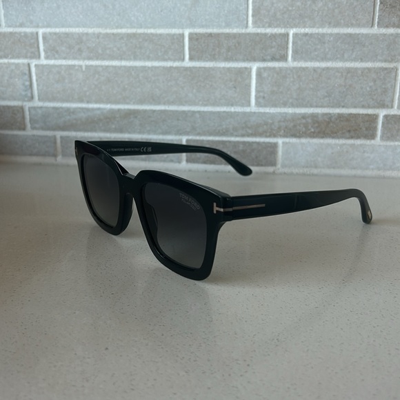 TOM FORD
Sunglasses, style 690 - Picture 6 of 10